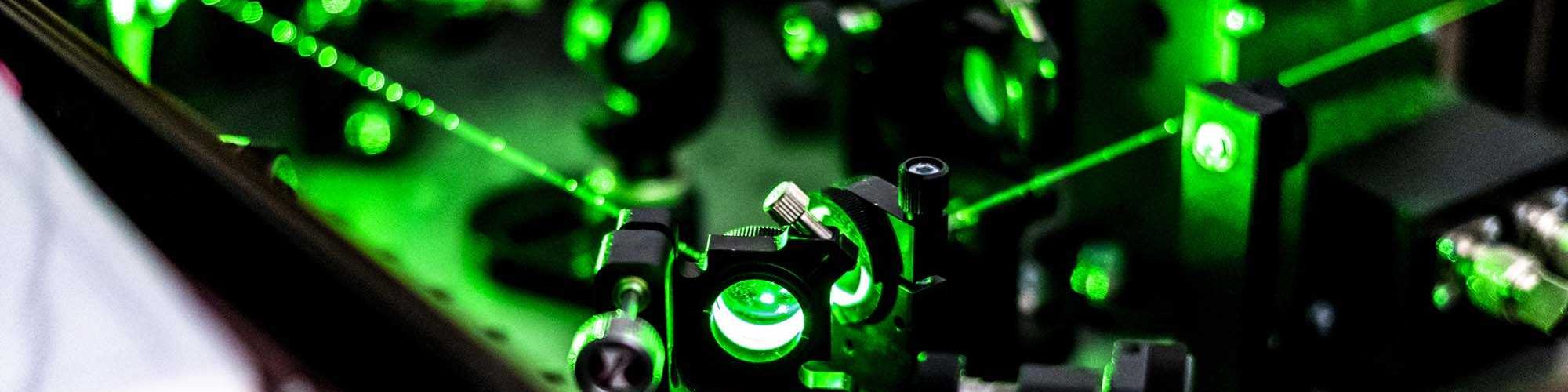 Laser reflect on optic table un quantum laboratory